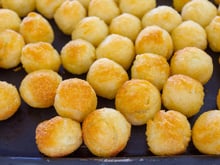 Melhor que batata frita, crocante e irresistível: bolinho frito de batata com queijo é o petisco dos sonhos para quem ama esses dois ingredientes