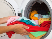 Adeus roupas desbotadas: coloque esse ingrediente de cozinha na máquina de lavar