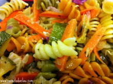 Macarrão colorido com legumes
