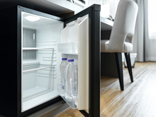 Você nunca mais vai querer deixar o seu quarto com este frigobar de luxo