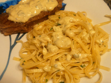 Espaguete alho e óleo com filé ao molho de gorgonzola