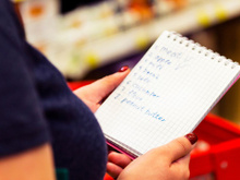 Li no TudoGostoso e achei curioso: fazer lista de compras no papel pode dizer muito sobre você