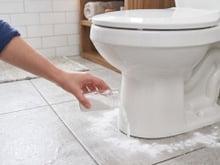 Coloque bicarbonato de sódio ao redor do vaso sanitário: para que serve e por que é recomendado
