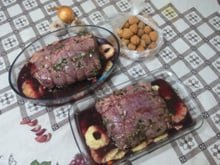 Lagarto recheado com, azeitona, provolone, bacon, calabresa e cenoura, abacaxi, regado no vinho e assado