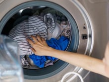 Existe algo dentro da máquina de lavar que faz com que ela consuma mais eletricidade a cada lavagem