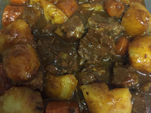 Carne com cerveja preta maravilhosa e fácil