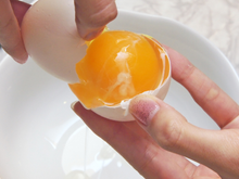 Como separar a gema da clara do ovo de um jeito que você nunca imaginou