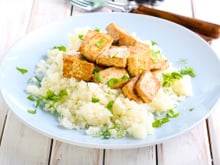 Tofu com crosta de castanha-de-caju e legumes
