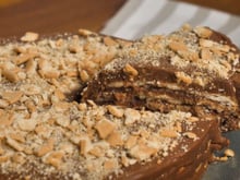 Juntei palha italiana com creme de avelã e transformei o doce clássico em uma torta tamanho família que hipnotiza só de olhar