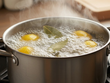 Ferver cascas de limão com folhas de louro em casa: para que serve e quais os benefícios