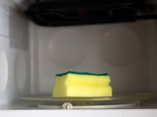 Pouca gente sabe: colocar uma esponja úmida no micro-ondas é um dos melhores truques que já ouvi
