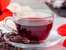 Chá de hibisco com sabor intenso e dica para preparar do jeito certo
