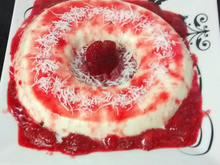 Manjar de coco com calda de morangos