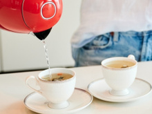 Café, chá ou chimarrão? Chaleira digital acerta a temperatura ideal para cada preparo e está com 46% de desconto