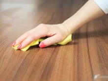 Como tirar mancha da mesa de madeira: 3 truques simples