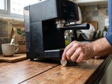 Colocar moedas embaixo do micro-ondas ou da cafeteira: TudoGostoso explica para que serve esse truque