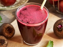 Por que é recomendado fazer suco de beterraba com água de coco? Além de potencializar a hidratação, essa combinação também oferece outros benefícios para a saúde