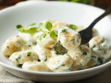 Ainda dá tempo de fazer um jantar especial de Dia das Mães: nhoque 3 queijos é a receita fácil e deliciosa para surpreender!