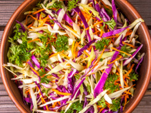 Alface roxa barata? Aprenda como fazer uma deliciosa salada diferente para variar o cardápio