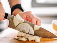 Poucas pessoas sabem: o jeito que você corta a cebola muda o sabor, a textura e impacta na sua receita