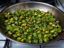 Quiabo é um dos vegetais mais gostosos se você souber como fazer do jeito certo: TudoGostoso ensina o passo a passo para um quiabo sem baba
