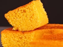 Bolo de fubá de liquidificador cremoso sem trigo e assado na airfryer