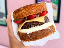 O hambúrguer mais gostoso que você verá hoje é de bolo, recheado com brigadeiro e feito pelo TudoGostoso