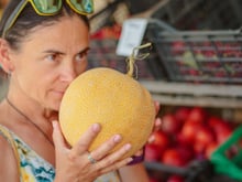 Nem bater, nem apertar nas pontas: o que fazer para escolher um bom melão na feira ou mercado