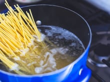 Cozinhar macarrão sem ferver água é a nova tendência, mas será que funciona?