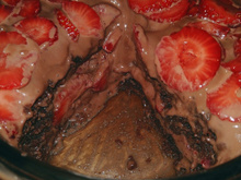 Bolo molhado/ bolo de pote (chocolate com creme de chocolate com morangos)