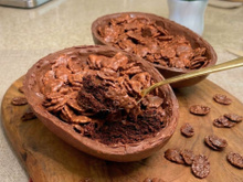 Ovo de Páscoa crunch cake com casquinha crocante e recheio molhadinho