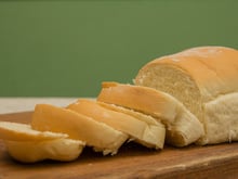 Pão caseiro com farinha comum, a receita mais fácil e rápida (sem fermentar) que fica sempre bem