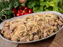 Essa farofa tradicional com bacon é o acompanhamento perfeito pra comer no feriado