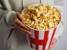 Benefícios da pipoca no lanche: o que acontece com o seu corpo se você comer do jeito certo