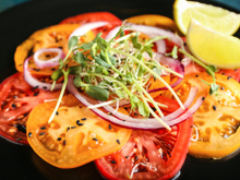 Sempre faço esse carpaccio de tomate que aprendi com um italiano quando recebo uma visita surpresa: receita é saborosa e fica pronta em poucos minutos