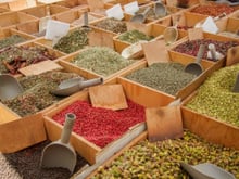 Menos dor, mais sabor: 3 temperos que deixam a comida gostosa e ainda fazem bem pros ossos e articulações