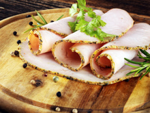 Pode comer a borda das fatias de peito de peru? Descubra se ela faz mal!