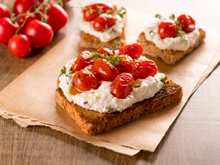 Tostada de Pasta de Ricotta com Tomatinho Confitado