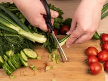 Minha amiga é cirurgiã e me ensinou um truque que salva minha vida na cozinha (é barato!)