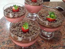 Mousse de morango com cobertura de chocolate