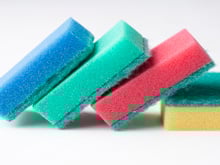 Não sabia que estava usando a esponja errada para lavar louças até que um especialista em limpeza revelou a verdade