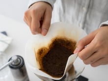 Da limpeza às plantas: 5 dicas do TudoGostoso para reaproveitar a borra de café em casa