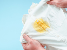 Mistura caseira poderosa que salva suas roupas das manchas de água sanitária