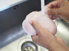 Lavar frango não é higiene! Hábito gera debate nas redes sociais e acende alerta sobre segurança alimentar na cozinha