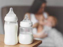 Por que adultos estão tomando leite materno? Entenda a polêmica e quais podem ser os efeitos desta prática no organismo