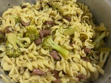 Macarrão com brócolis, linguiça e bacon