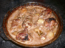 Coxa de frango no creme de cebola