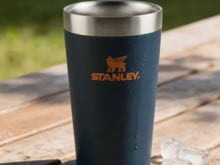 Água, refrigerante ou cerveja gelada por mais tempo: copo térmico Stanley está por menos de R$ 80 na Amazon