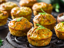 Sem fritura e sem farinha: como fazer bolinhos de arroz crocantes, fácil e rápido