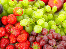 Um relatório das autoridades europeias confirma que uvas, morangos e laranjas são as frutas mais contaminadas por pesticidas